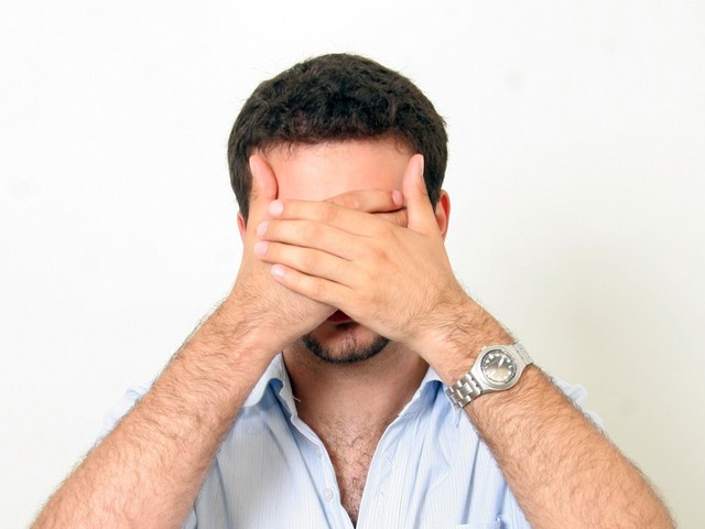 мужчина смущается мужчина стесняется