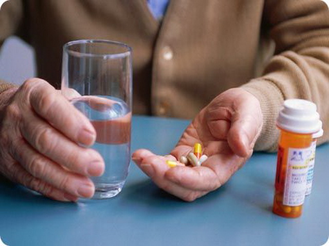 При первых симптомах аденомы простаты применяется медикаментозное лечение Медикаментозное лечение