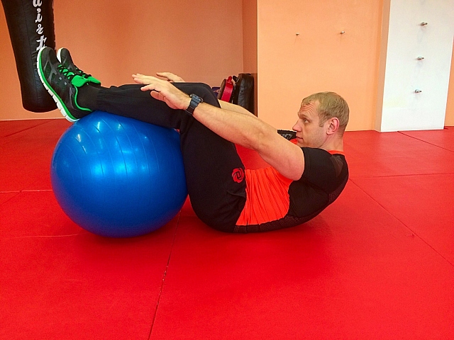 Упражнение с гимнастическим мячом Занятие с фитболом