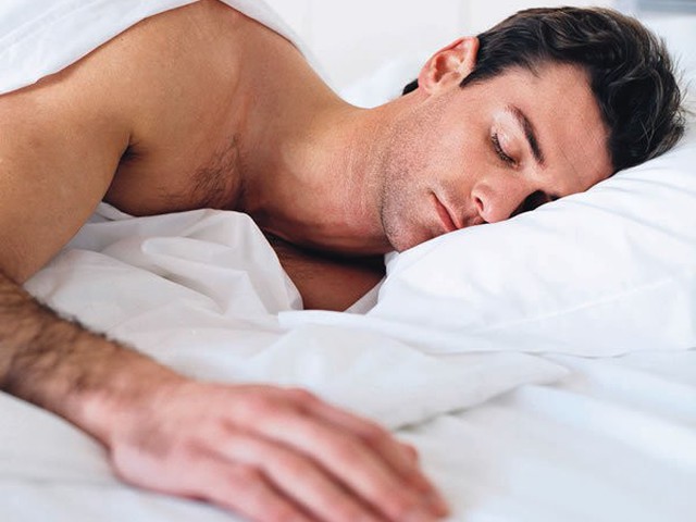 Мужчина спит 