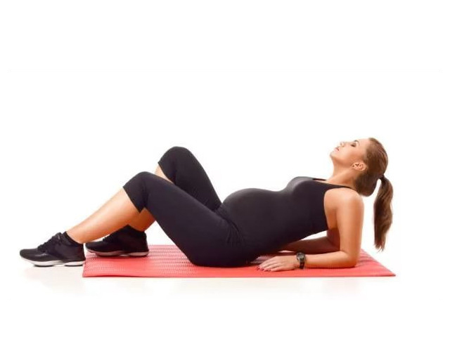 Занятия при беременности Девушка на коврике