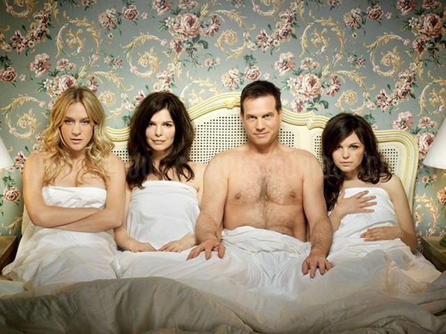 Парень и девушки 