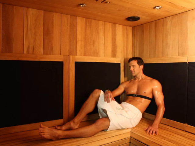 Парень в парилке 