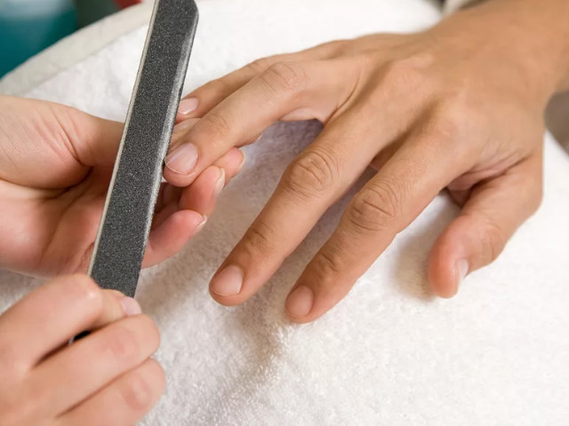 Подпиливание ногтей 