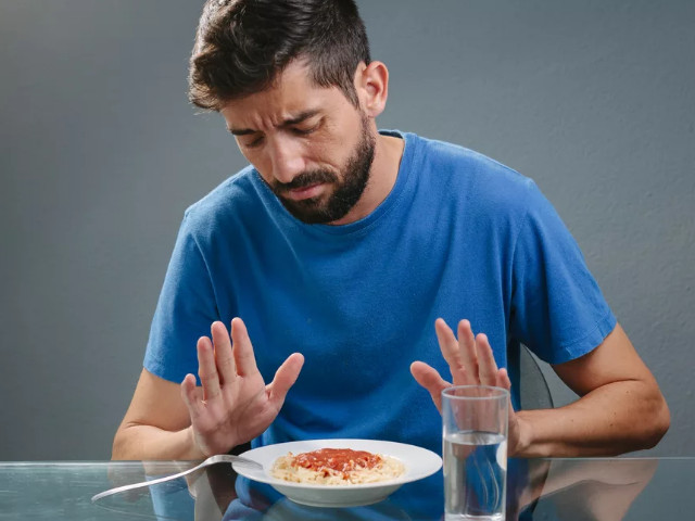 Парень не хочет есть 