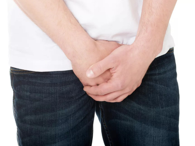 Уплотнение в мошонке и болевые ощущения Мужчина в джинсах