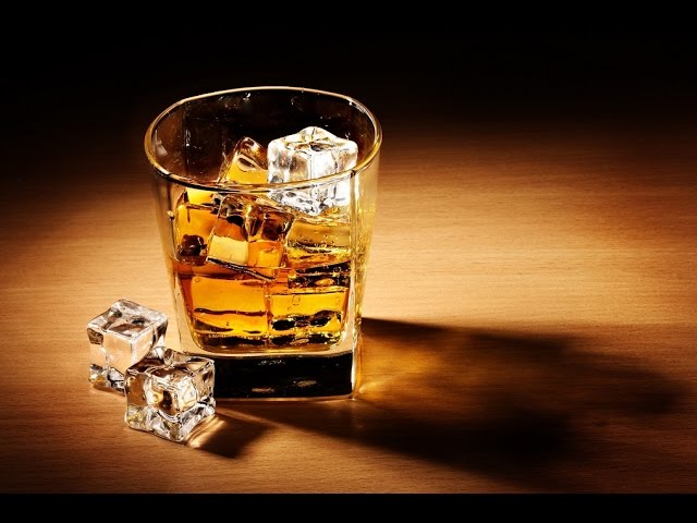 Стакан виски со льдом 