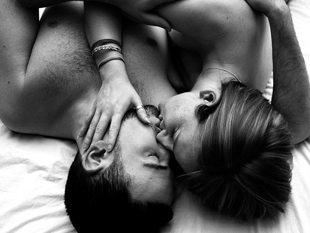 Мужчина и женщина в постели 