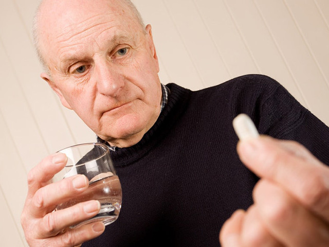 Цена на средство составляет в среднем 1100 рублей за упаковку из 10 штук Мужчина пьет таблетку