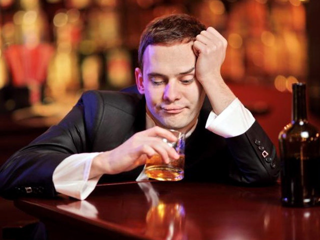 Мужчина пьет 