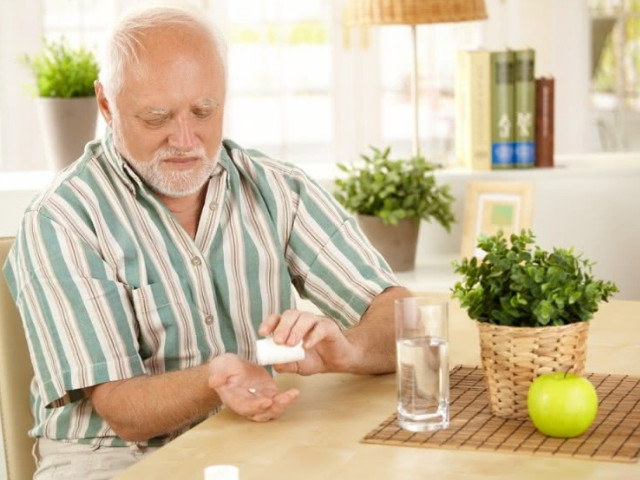 Препарат необходимо принимать утром либо за 15-20 минут до полового контакта Мужчина пьет таблетку