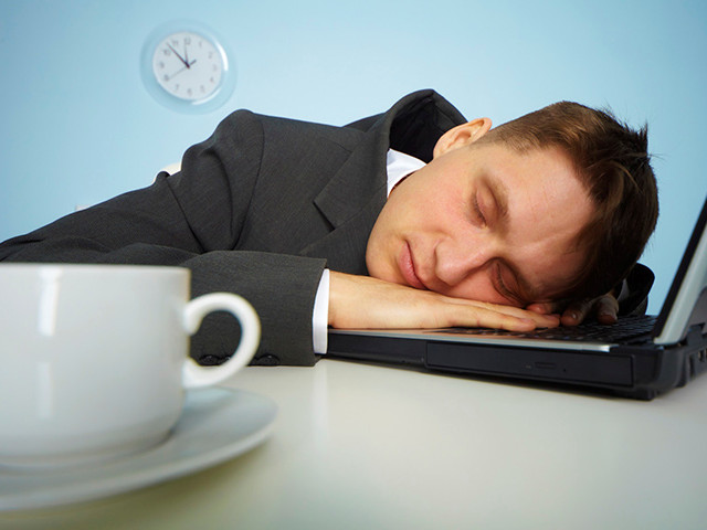 Повышенная утомляемость как побочное действие Мужчина спит