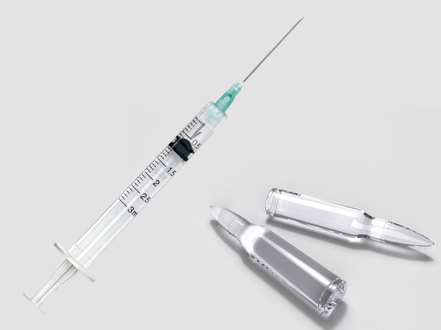 Шприц и ампула 