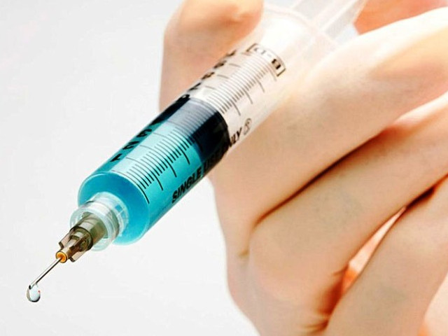 Шприц в руке 