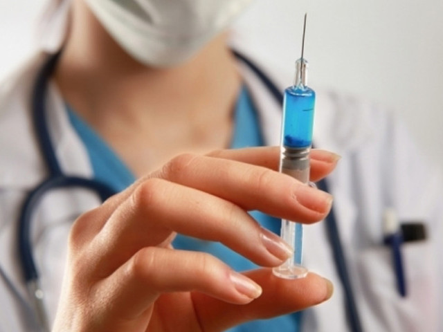 Медсестра со шприцем 