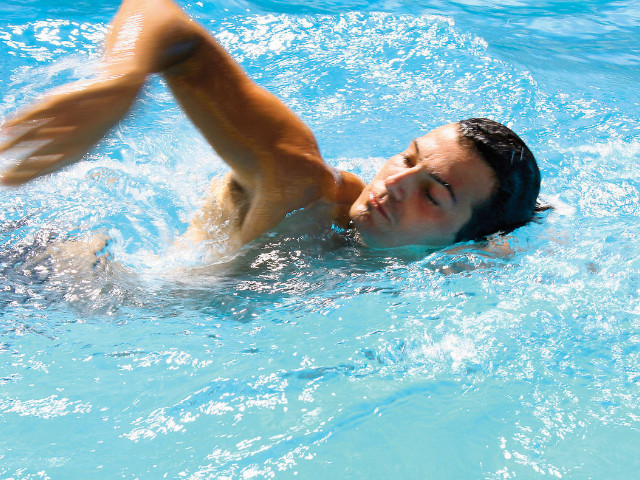 Мужчина в бассейне 