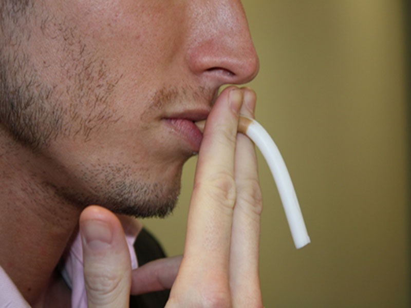 Мужчина с сигаретой 