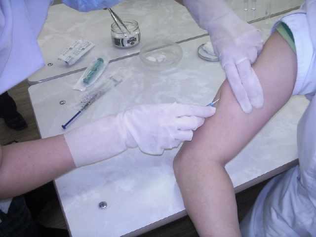 Врач делает укол