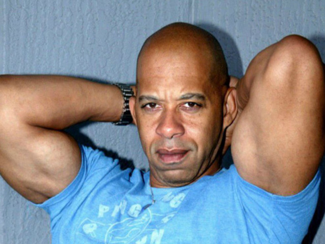 Шейн Дизель - актер из порноиндустрии Мужчина в синей футболке