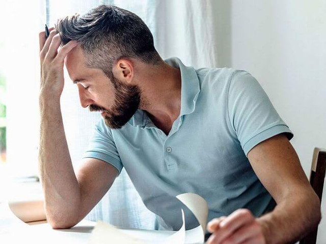 Уставший мужчина