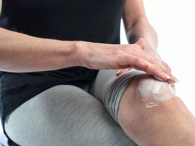 Нанесение мази на кожу