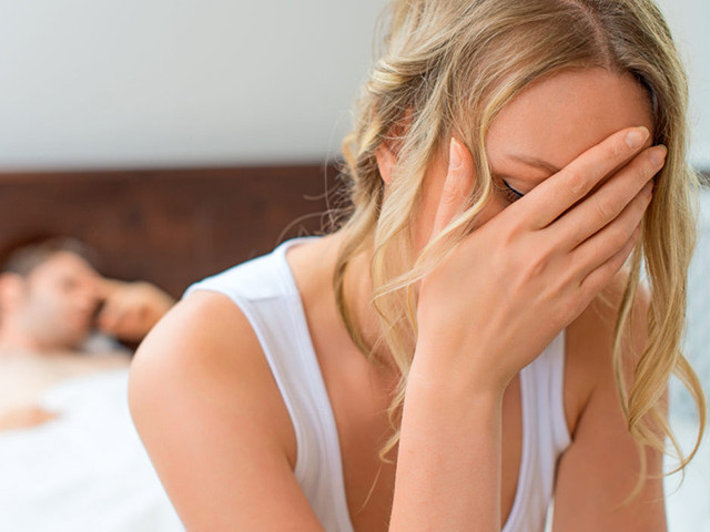 Ухудшение половой жизни может может привести к развитию фригидности Расстроенная девушка