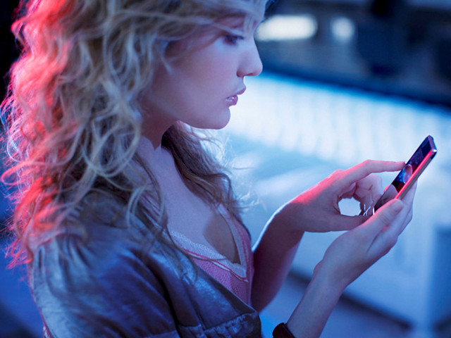 Девушка с телефоном 