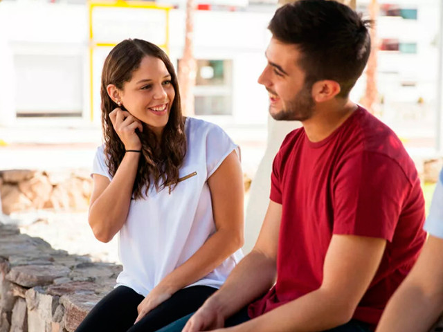 Парень и девушка на прогулке 