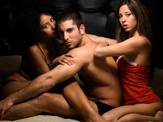 Никому ничего не нужно доказывать Парень и две девушки