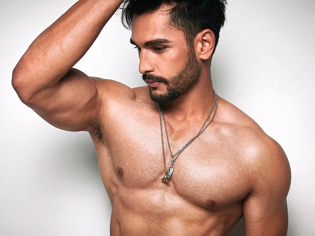 Мужчина с голым торсом