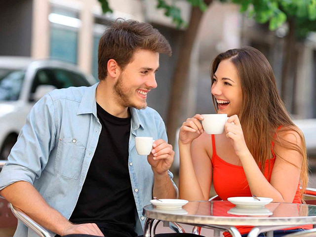 Парень и девушка в кафе