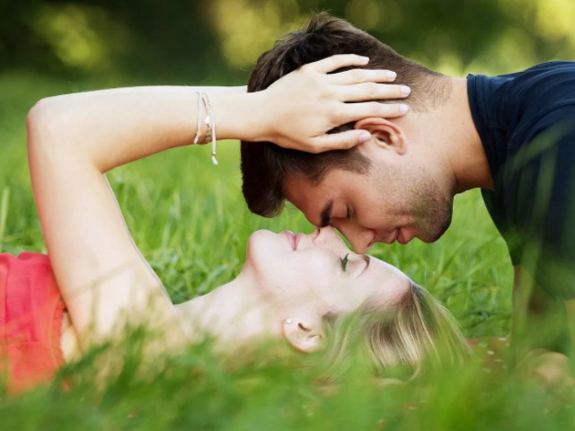 Парень и девушка на лугу