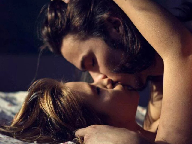 Парень и девушка в постели