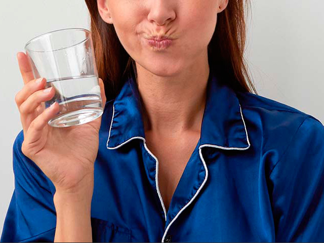 Девушка со стаканом 