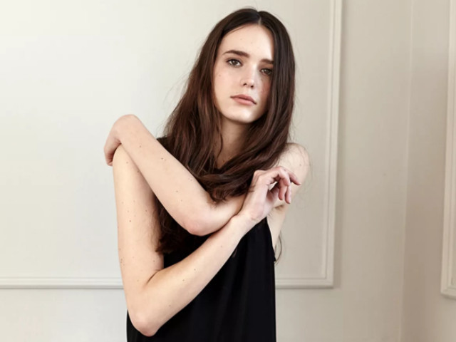 Девушка в черном платье