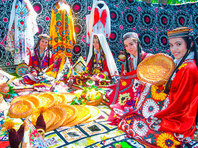 Традиции и регион обитания сильно влияет на личность Девушки в традиционных костюмах