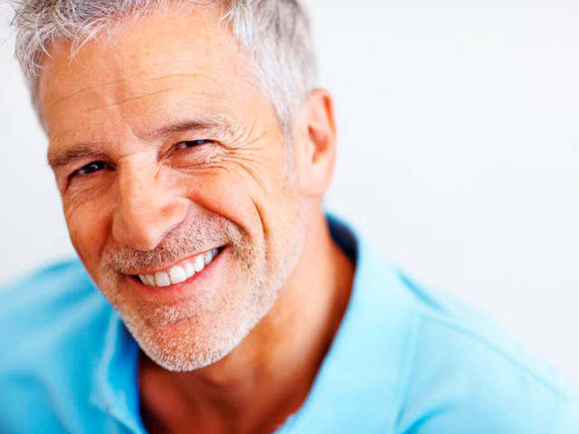 Средняя зрелость и старост Седой мужчина