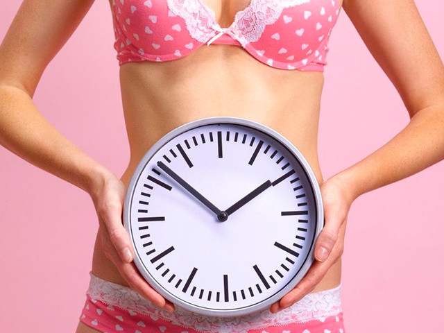 Девушка и часы