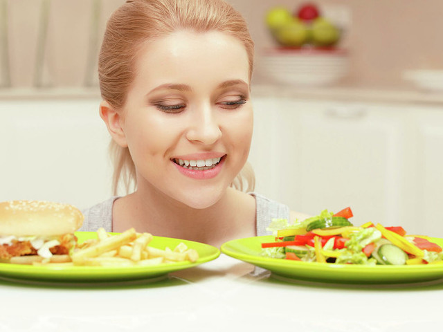 Девушка и еда