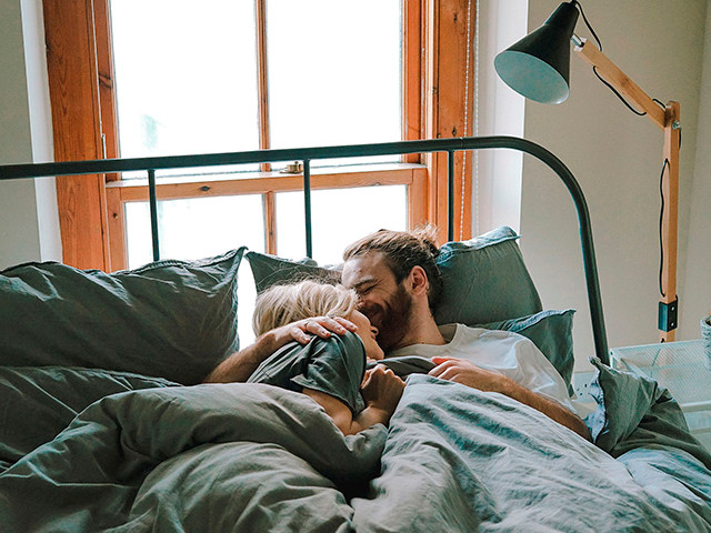 Парень и девушка в постели